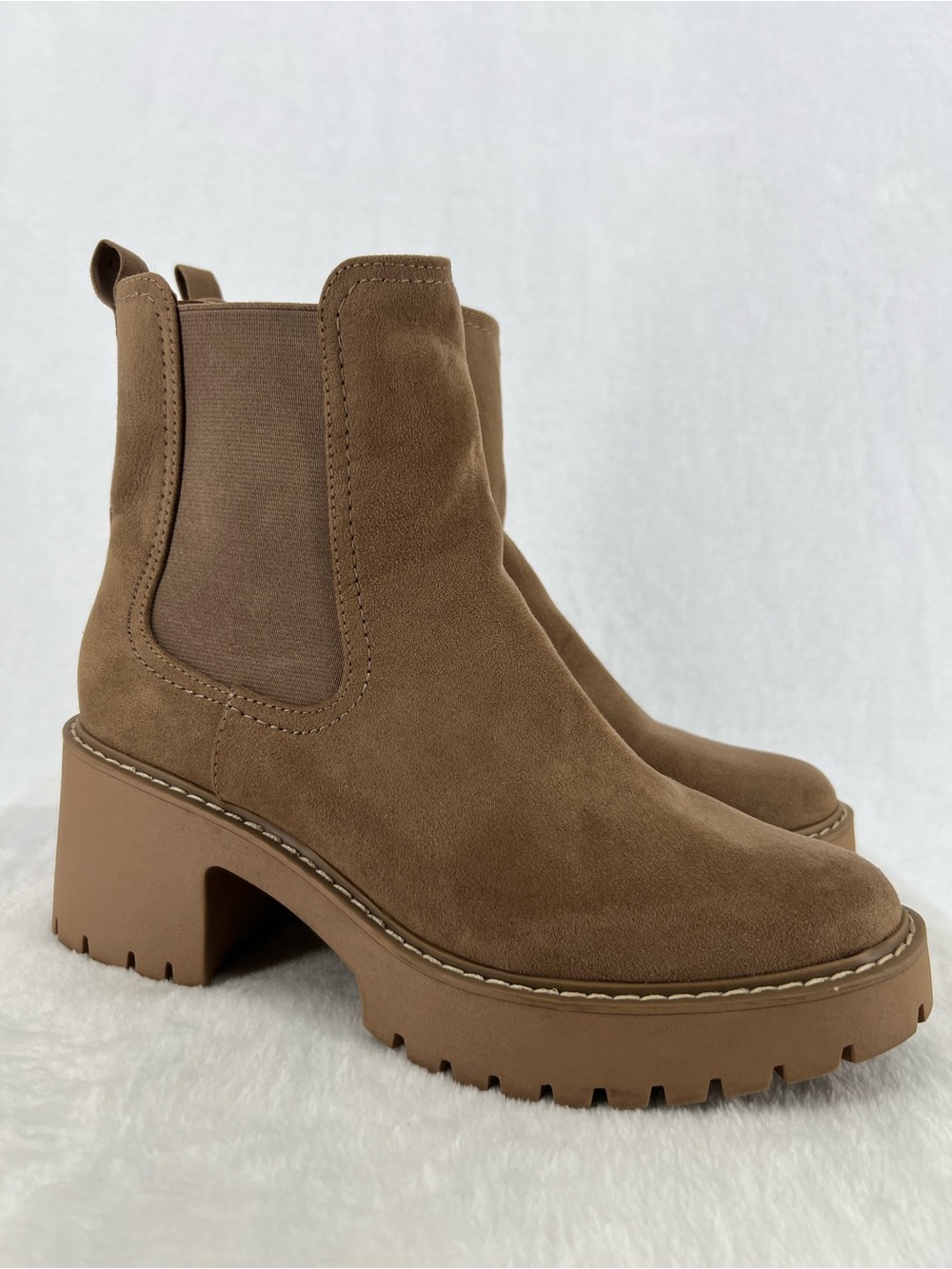 Universal Thread Boots Crispin Chelsea Zip Chunk Heels Beige Sz 9 Lug Sole